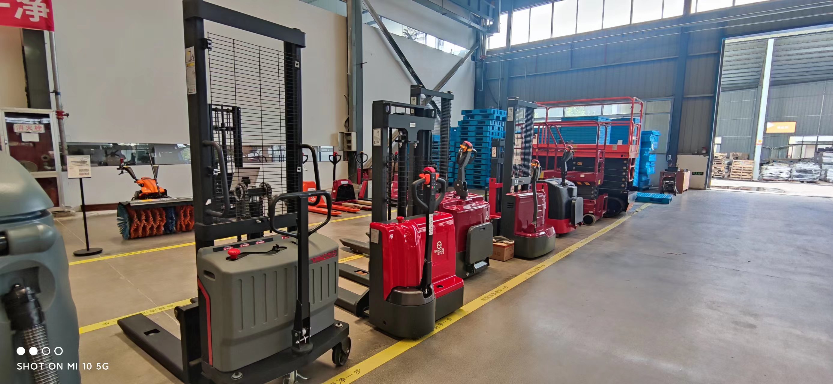 啟動電動堆高車時應(yīng)注意什么 啟動電動堆高車時應(yīng)注意什么